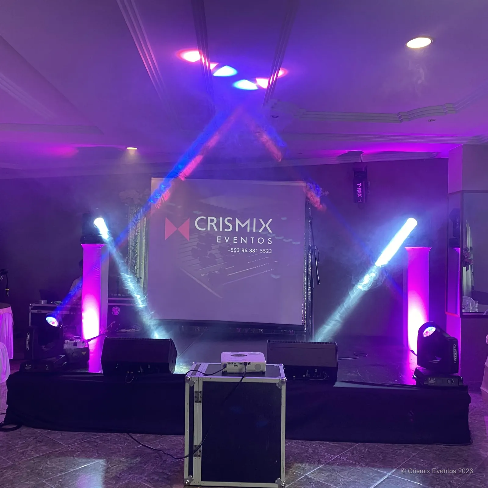 Montaje real de Crismix con cabina y luces para una celebración.